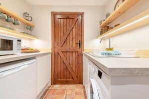 Oven, high chair, cookware/dishes/utensils - 2 Bed in Swansea (oc-b32621) (Oxwich)