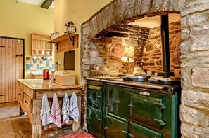 Micro-ondes, four, lave-vaisselle, chaise haute