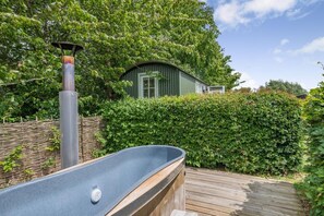 Outdoor spa tub - 1 Bed in Barsham (oc-n32504) (Barsham)