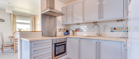 Microwave, oven, dishwasher, cookware/dishes/utensils