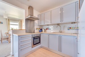 Microwave, oven, dishwasher, cookware/dishes/utensils - 2 Bed in Saundersfoot (oc-pw368a) (Saundersfoot)