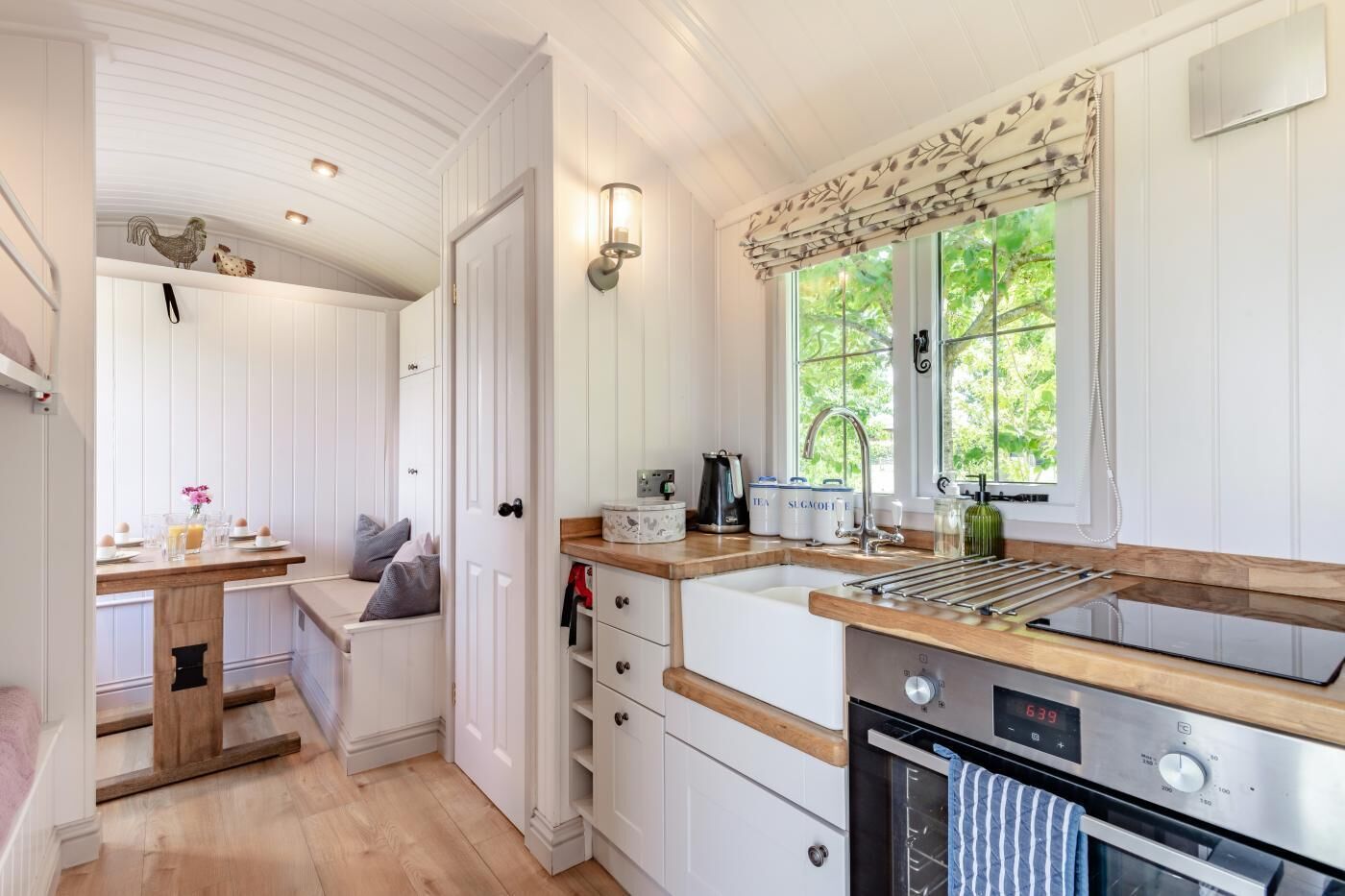 Ovn, høy barnestol og kjøkkenutstyr