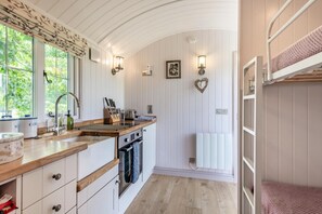 Oven, high chair, cookware/dishes/utensils - 2 Bed in Barsham (oc-s32505) (Barsham)