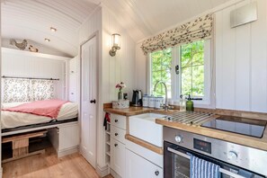 Oven, high chair, cookware/dishes/utensils - 2 Bed in Barsham (oc-s32505) (Barsham)