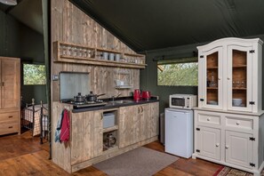 Microwave, high chair, cookware/dishes/utensils - 3 Bed in Talybont-on-Usk (oc-wal376) (Talybont-on-Usk)