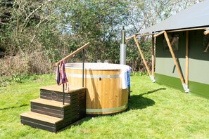 Outdoor spa tub - 3 Bed in Talybont-on-Usk (oc-wal376) (Talybont-on-Usk)