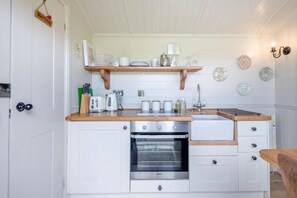 Oven, high chair, cookware/dishes/utensils - 1 Bed in Barsham (oc-t32506) (Barsham)