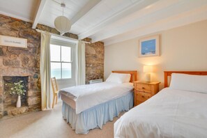 2 bedrooms, iron/ironing board, travel cot, free WiFi - 2 Bed in St. Ives (oc-3wd) (St Ives)