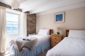 2 bedrooms, iron/ironing board, travel cot, free WiFi - 2 Bed in St. Ives (oc-3wd) (St Ives)