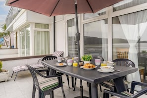 Outdoor dining - 3 Bed in Saundersfoot (oc-pw230) (Saundersfoot)