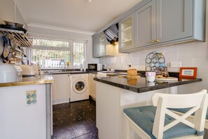 Microwave, oven, dishwasher, cookware/dishes/utensils - 3 Bed in Saundersfoot (oc-pw230) (Saundersfoot)
