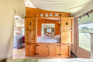 Travel cot, bed sheets - 3 Bed in Barsham (oc-c32507) (Barsham)