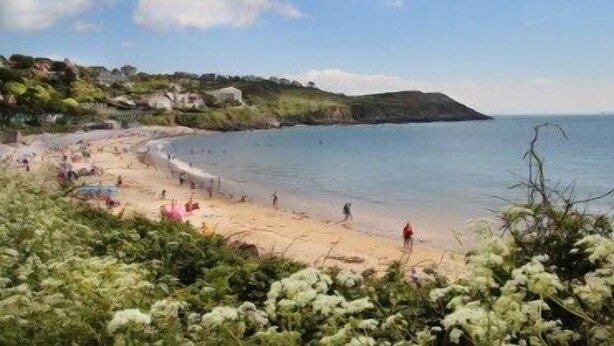 A beach with people, a clear sky, and houses in the background. - 1 Bed in Mumbles (oc-hh72) (The Mumbles)