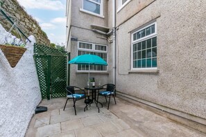 Outdoor dining - 1 Bed in Mumbles (oc-hh72) (The Mumbles)
