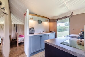 Oven, high chair, cookware/dishes/utensils - 3 Bed in Barsham (oc-g32508) (Barsham)