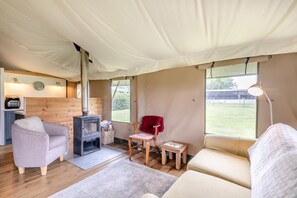 TV, fireplace - 3 Bed in Barsham (oc-g32508) (Barsham)