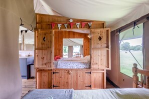 Travel cot, bed sheets - 3 Bed in Barsham (oc-g32508) (Barsham)
