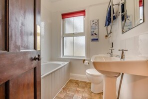 A bathroom with a bathtub, toilet, and sink. - 3 Bed in Padstow (oc-p00043) (Saint Merryn)