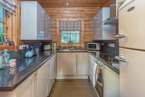 Microwave, oven, dishwasher, cookware/dishes/utensils - 2 Bed in Menai Bridge (oc-bow256) (Menai Bridge)