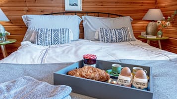 Tabla de planchar con plancha, wifi gratis y ropa de cama