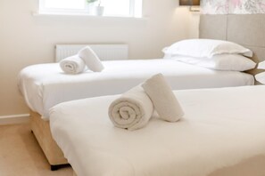 Iron/ironing board, bed sheets - 4 Bed in St Columb (oc-p00498) (Saint Wenn)