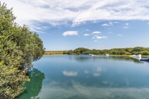 A calm lake with a dock, surrounded by dense foliage and trees. - 4 Bed in St Columb (oc-p00498) (Saint Wenn)