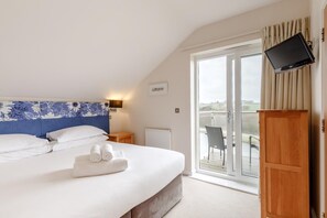 Iron/ironing board, bed sheets