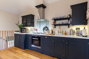 Oven, dishwasher, highchair, cookware/dishes/utensils - 4 Bed in Southwold (oc-megl) (Southwold)