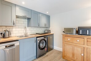 Ugn, diskmaskin och grytor/köksredskap