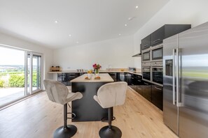 Oven, cookware/dishes/utensils - 2 Bed in Somerton (oc-s32606) (Windy Ridge)
