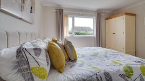 Une chambre à coucher avec un lit, une fenêtre et une armoire.