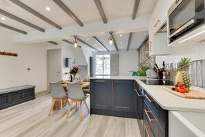 Microwave, oven, dishwasher, cookware/dishes/utensils - 2 Bed in Padstow (oc-p00876) (Padstow)