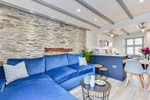 TV - 2 Bed in Padstow (oc-p00876) (Padstow)
