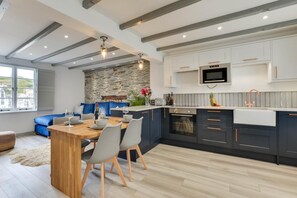 Microwave, oven, dishwasher, cookware/dishes/utensils - 2 Bed in Padstow (oc-p00876) (Padstow)