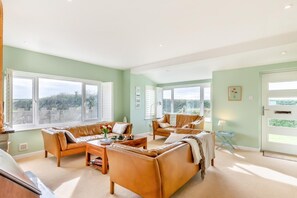 TV, fireplace - 3 Bed in Padstow (oc-p00078) (Saint Merryn)