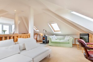 TV, fireplace - 3 Bed in Padstow (oc-p00078) (Saint Merryn)