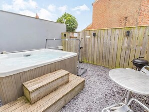 Outdoor spa tub - 1 Bed in Middleton On The Wolds (oc-t32420) (Middleton-on-the-Wolds)