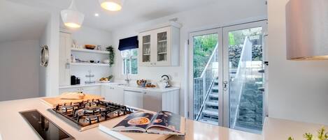 Microwave, oven, dishwasher, cookware/dishes/utensils