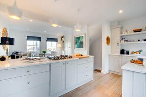 Microwave, oven, dishwasher, cookware/dishes/utensils - 3 Bed in St Ives (oc-p00495) (St Ives)