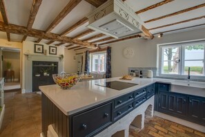 Mikroaaltouuni, uuni, astianpesukone, syöttötuoli