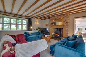 TV, fireplace - 5 Bed in Sidestrand (oc-bize) (Trimingham)