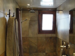 Shower, hair dryer, towels - Castle Harbour 2 Bed Duplex (Los Cristianos)