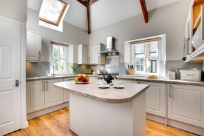 Microwave, oven, dishwasher, high chair - 4 Bed in Padstow (oc-p00011) (Padstow)