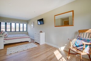 Iron/ironing board, free WiFi, bed sheets