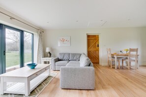 TV - 2 Bed in Weybread (oc-tclwey) (Upper Weybread)