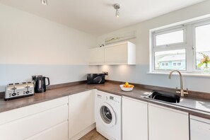 Microwave, oven, dishwasher, high chair - 3 Bed in Croyde (oc-l32365) (Croyde)