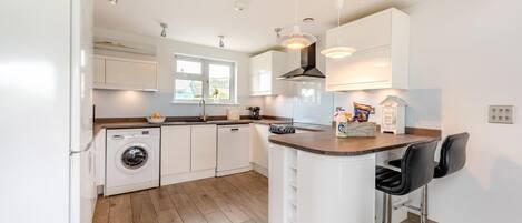 微波爐、焗爐、洗碗機、高腳椅