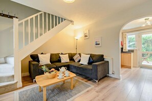 TV - 2 Bed in Padstow (oc-p00183) (Padstow)