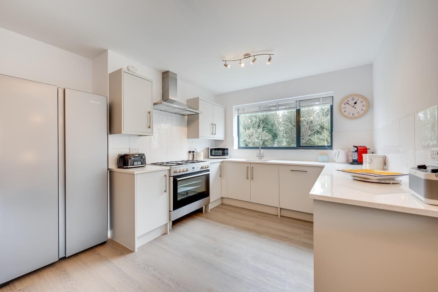 Mikrowelle, Ofen, Geschirrspüler, Kochgeschirr/Geschirr/Besteck