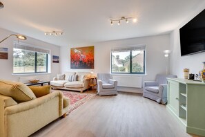 TV - 5 Bed in Aldeburgh (oc-pops) (Aldeburgh)